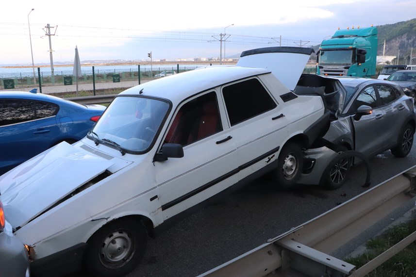 Samsun'da zincirlme kaza! 7 otomobil birbirine girdi