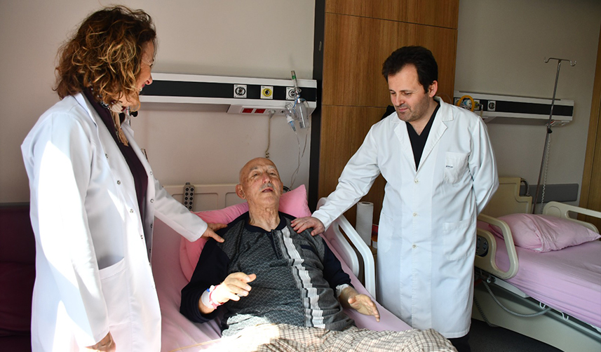 81 yaşındaki hastanın yüksek riskli operasyonu Trabzon’da başarıyla gerçekleşti