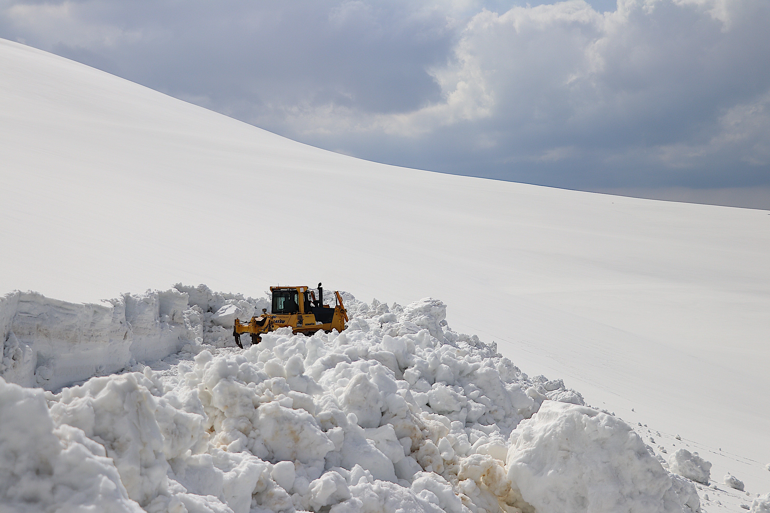 Bayburt'ta karla mücadele sürüyor