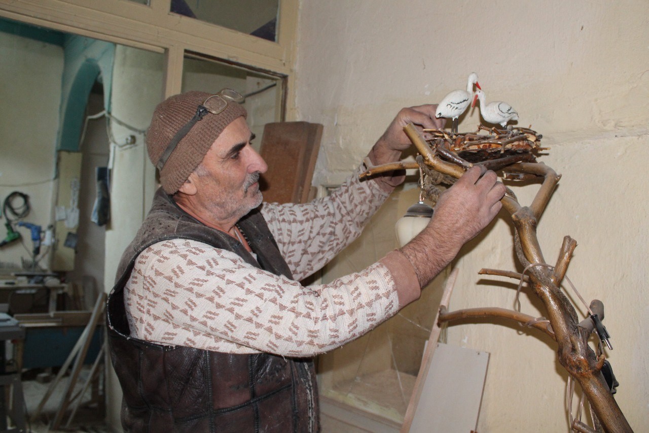 Trabzon'da tahta parçaları emekli öğretmenin elinde şekilleniyor