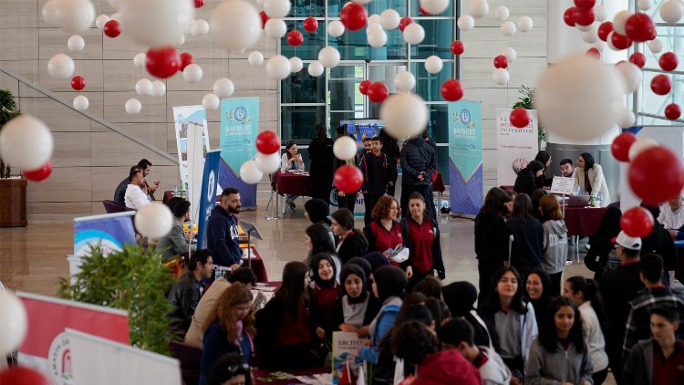 Bayburt Üniversitesi aday öğrencilerle Erzincan'da buluştu