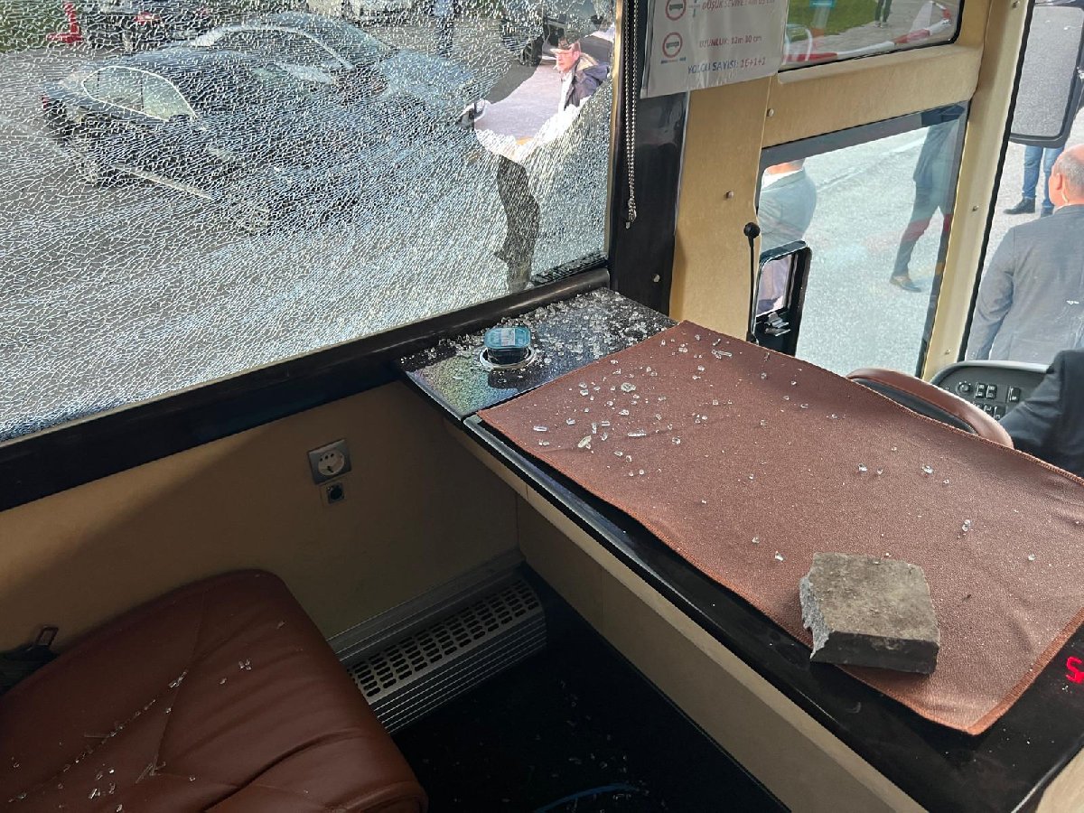 Ekrem İmamoğlu'na Erzurum’da taşlı saldırı