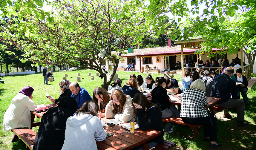 Trabzon'da okuma sevdalısı öğrenciler 'Toprak Ana'da buluştu