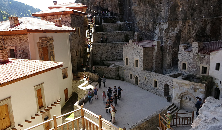 Trabzon'da Sümela Manastırı'na ziyaretçi akını