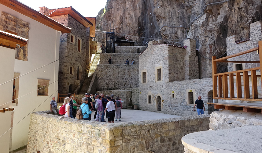 Trabzon'da Sümela Manastırı'na ziyaretçi akını