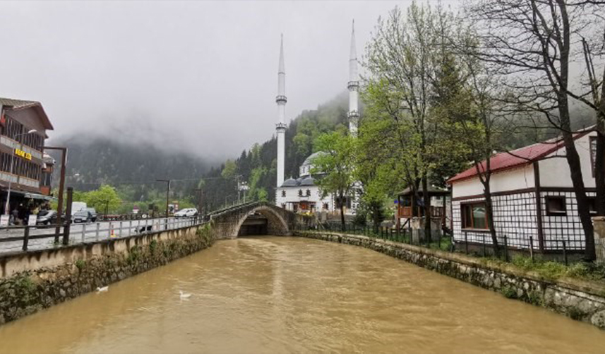 Trabzon'da yağışlar Uzungöl'ü çamura çevirdi