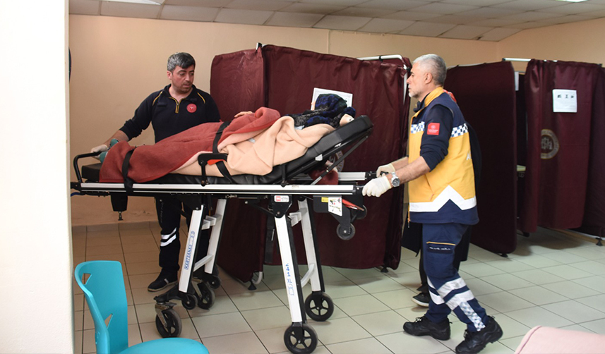 Trabzon’da yatağa bağımlı hasta ambulansla oy kullanmaya gitti