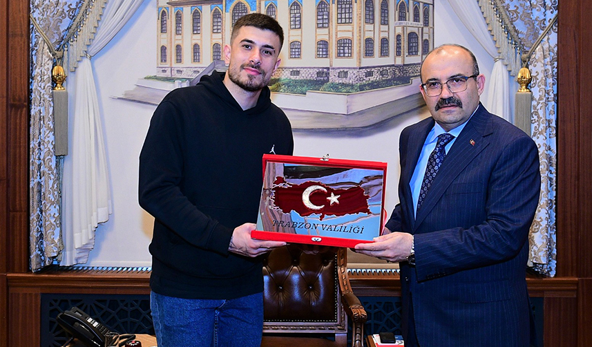 Trabzonspor futbolcusu Dorukhan Toköz’den Vali Ustaoğlu’na ziyaret