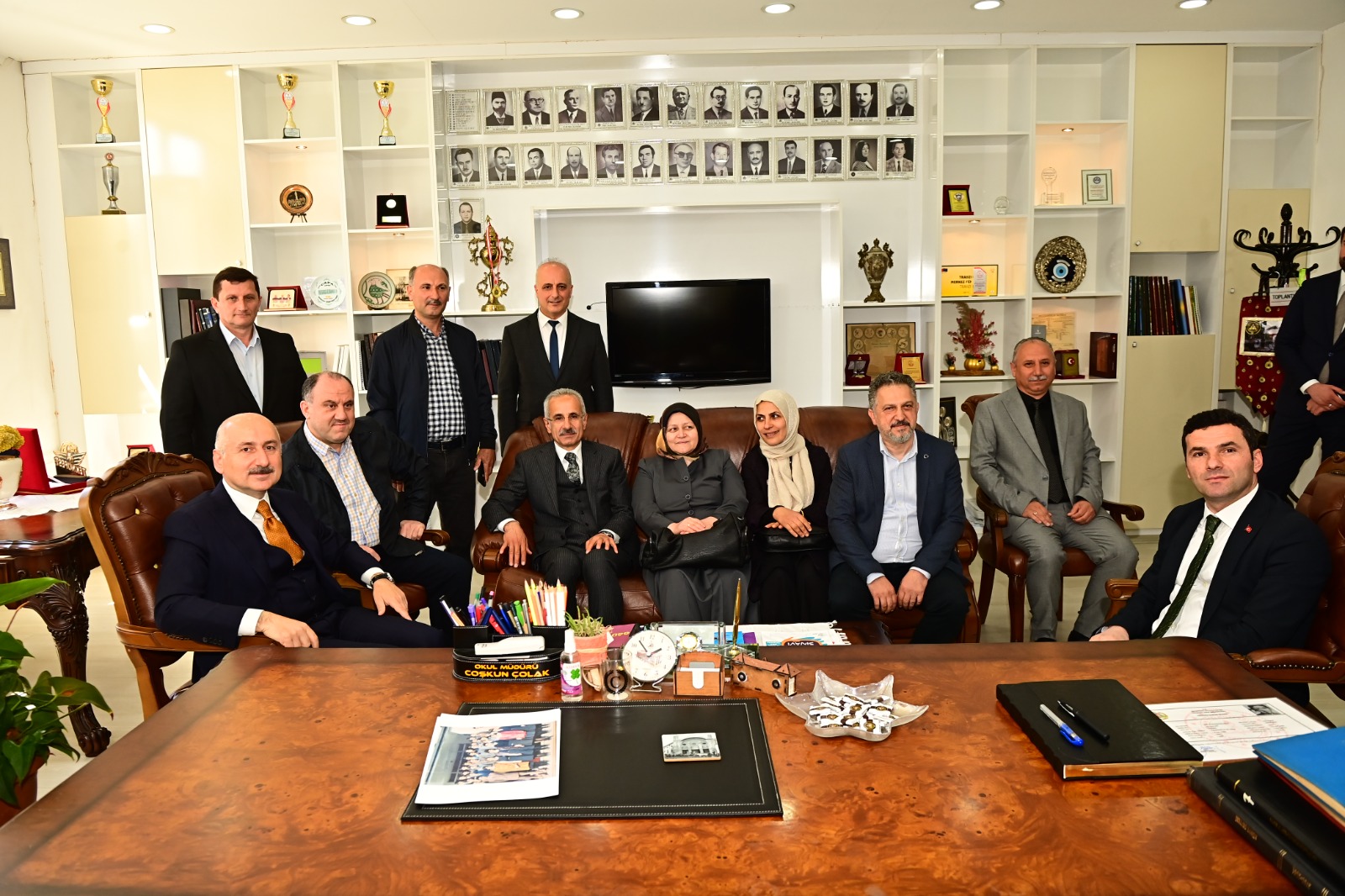 Bakan Karaismailoğlu, Trabzon Lisesi'nde sınıf arkadaşlarıyla buluştu