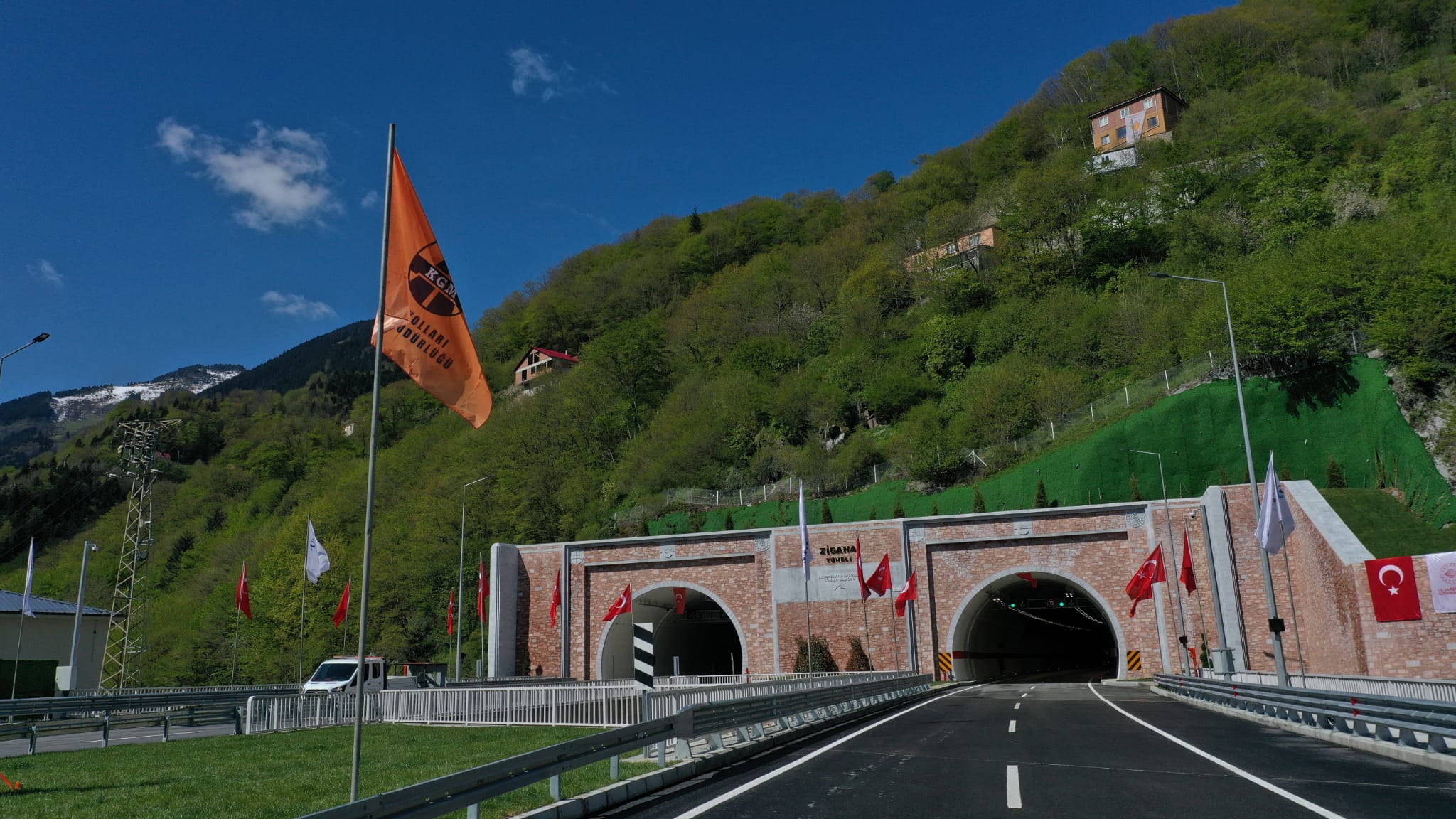 Bakan Karaismailoğlu:" Bir günde 50 kilometre uzunluğunda tünel açtık"