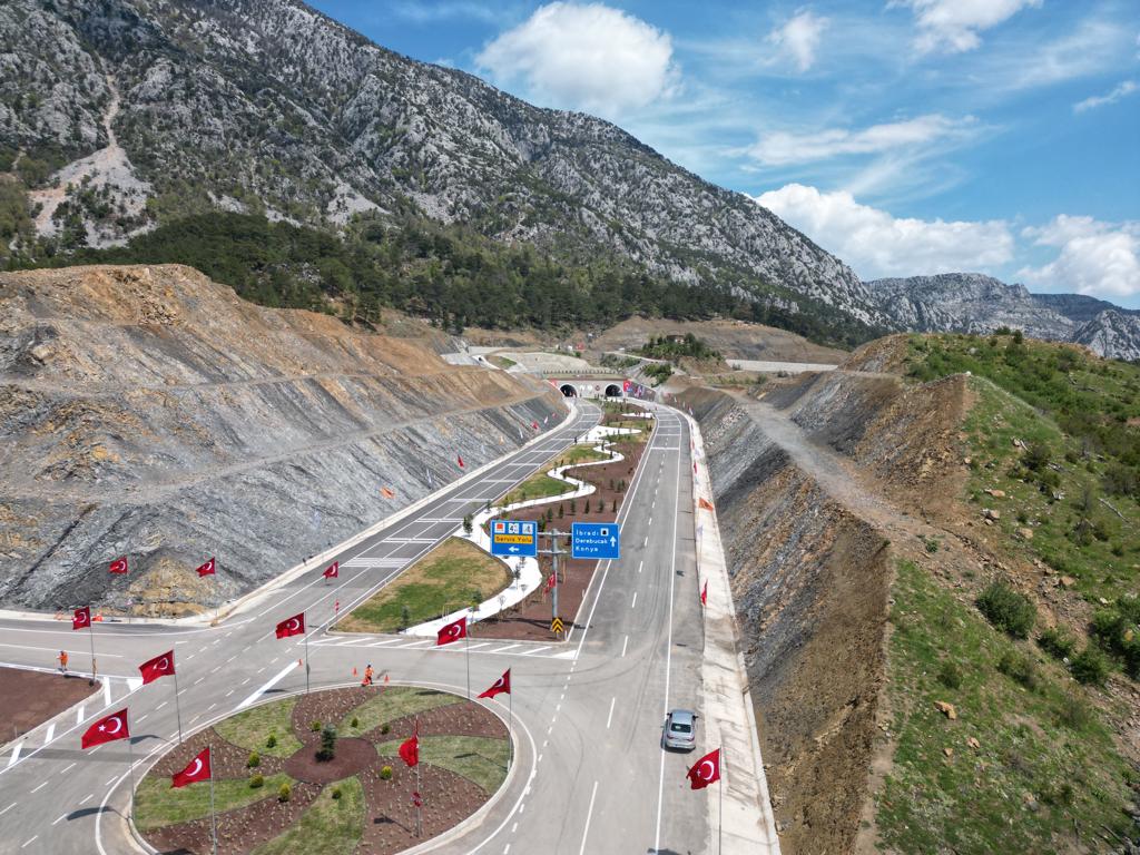 Bakan Karaismailoğlu:" Bir günde 50 kilometre uzunluğunda tünel açtık"