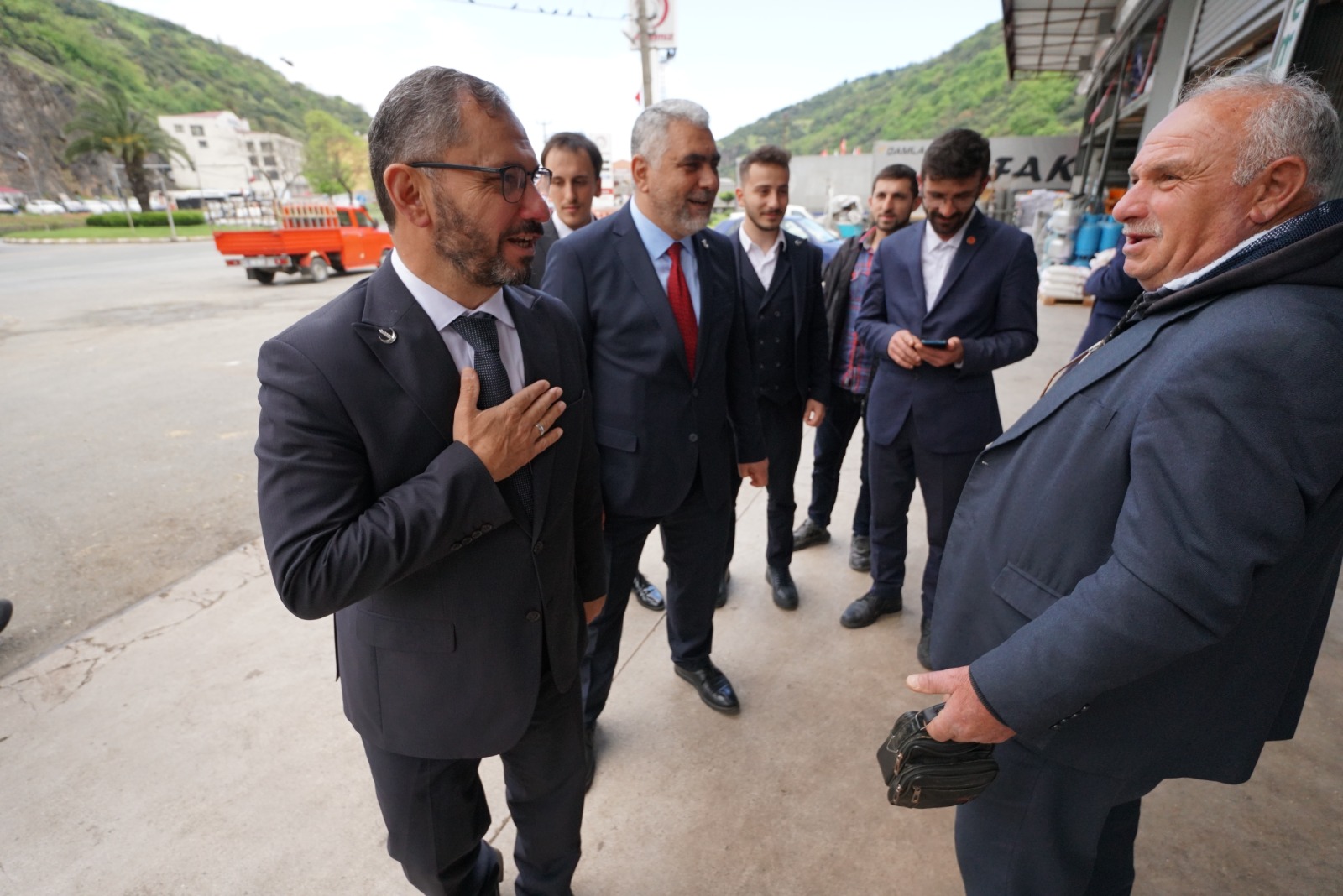 Trabzon Milletvekili Adayı Süleyman Pulat vatandaşla iç içe 