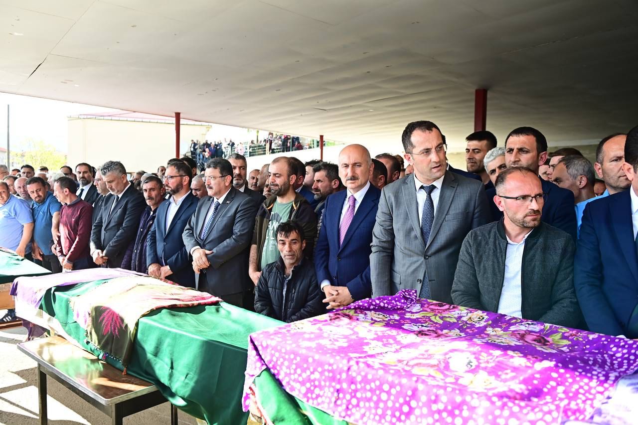 Bakan Karaismailoğlu kazada hayatını kaybeden 4 vatandaşın cenazesine katıldı 